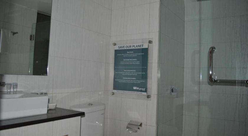 Win Grand Hotel Bekasi Exterior foto